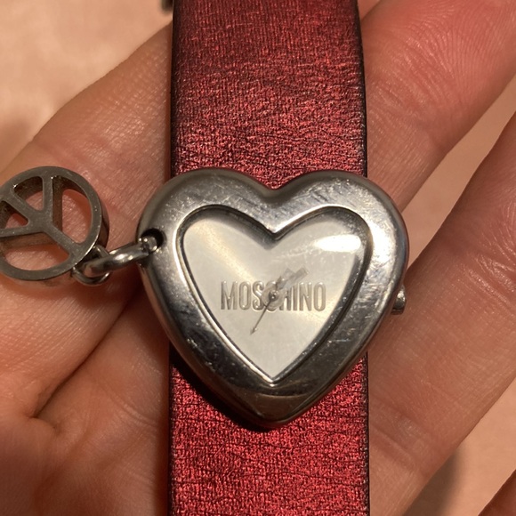 MOSCHINO heart-shaped watch with peace sign charm and red shiny strap - Picture 12 of 12